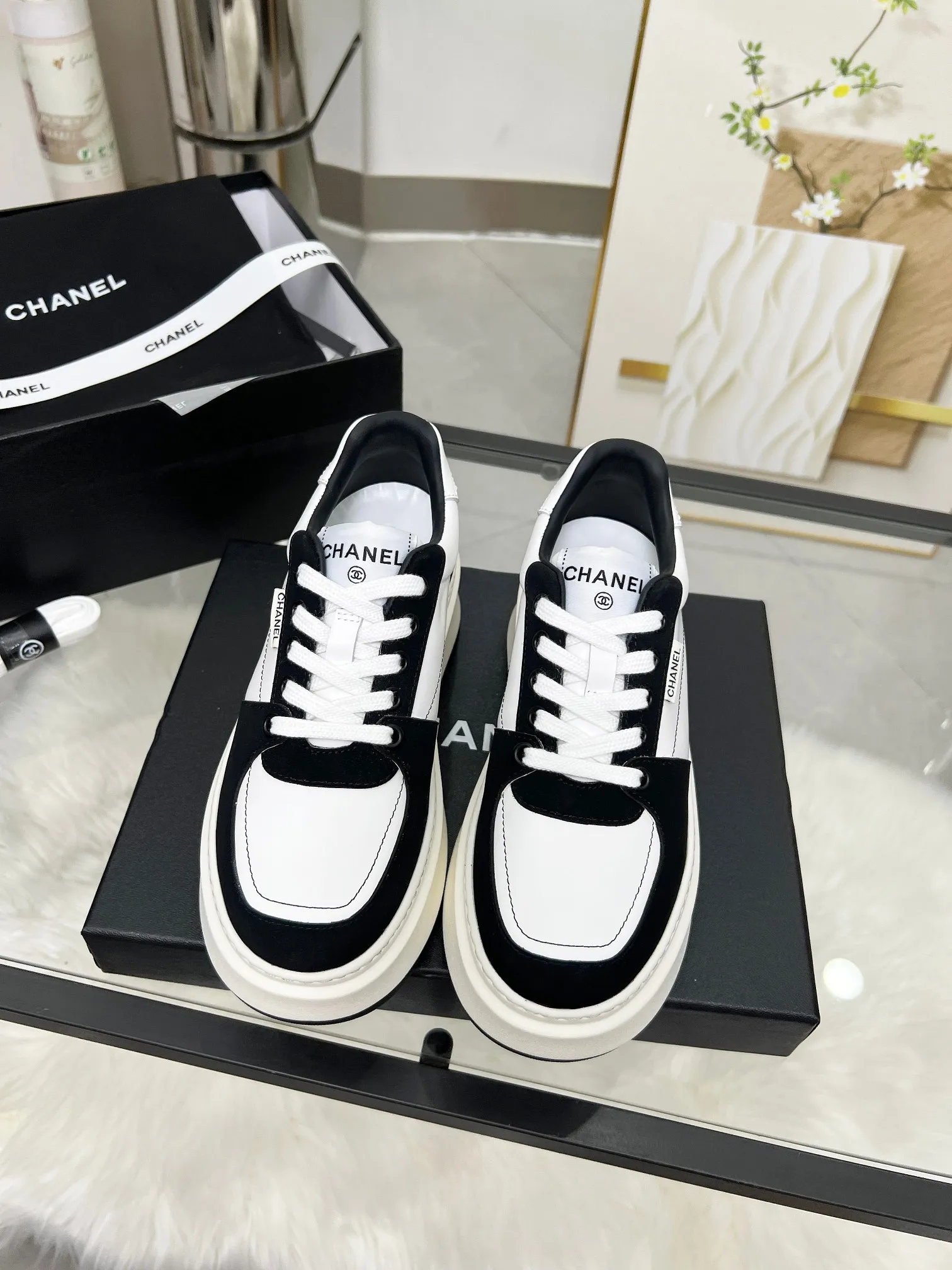 👟👟Ex-factory price 480👟👟 CHANEL 25C spring and summer new sports shoes official website is available at the same time ❤️ Counter out-of-stock kings. Major bloggers are recommending new styles on social days. This season’s new styles are simply eye-catching and look great on the feet. The casual casual sports style is refreshing and natural, interpreting Chanel’s fashionable femininity. The overall customization makes all sports models on the market at that time obsolete. This series is now available for sale! The upper is made of custom imported pebbled calf leather ➕ custom frosted calf leather. The lining is made of original one-to-one professionally customized mesh. Hardware accessories. Original full set of molds (not common in the market). Original custom molded TPU combination outsole. Height 4 cm. Women's size 35-39.